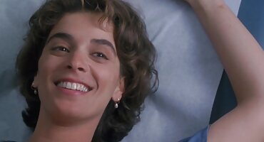 Garota se fode vídeo pornô de mulher brasileirinha em um vibrador de bunda enorme, enquanto o artista esfrega algo nela com um beijo