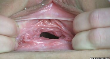 Esposa filme filme pornô das brasileirinhas com unhas vermelhas tocando o pau do marido e levando gozada no tornozelo