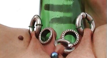 A noiva fugiu do filme de pornô brasileirinha casamento e beijou a lâmpada.