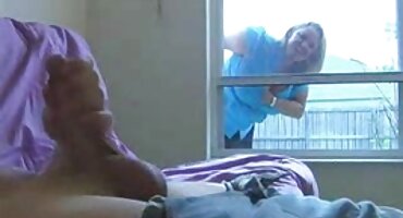 Cara rasgou a filmes pornô brasileirinhas meia-calça dela e beijou brutalmente a namorada durante sessão de BDSM