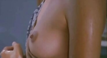 Esticando o ânus, a Bunda Morena convidou três caras com membros quero ver um vídeo pornô com as brasileirinhas grandes para visitá-la para fazer sexo grupal