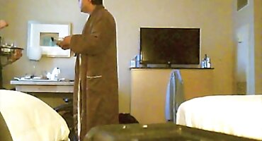 Ele beijou uma garota atrás do marido, ele goza, mas ainda chupa o pau de vídeo de pornô as brasileirinhas uma amiga durante o Sexo grupal