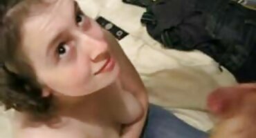 Corno lambe a porra filme de pornô brasileirinha de outra pessoa dos pés da namorada e aperta a última garota