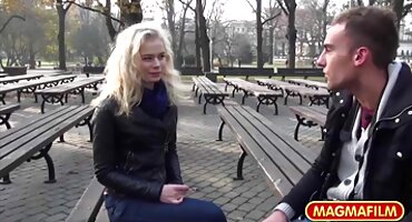 Menina inocente-vendedor da Rússia se transformou filme filme pornô das brasileirinhas em uma prostituta de madeira