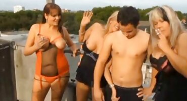 Beijo filme das brasileirinhas pornô russo morena com bunda suculenta Mijando perto do celeiro