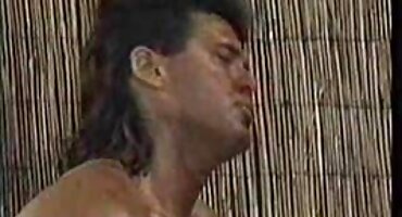 Beleza russa de cabelos cacheados Sophie Smile grita alto de ver filme pornô com as brasileirinhas um lenhador para um burro