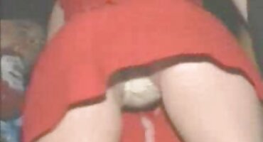 Uma universitária de gravata no corpo nu e saia xadrez se molhou quero ver os vídeos pornô das brasileirinhas entre as pernas com um vibrador e levou o pau de um homem entre as nádegas