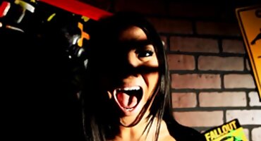 Checa carcaça gosta de beijos vaginais e fumar vídeo pornô da brasileirinha