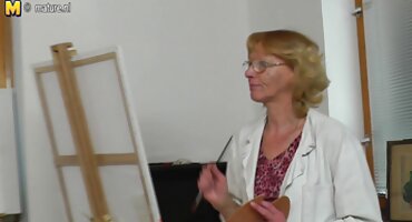 Mulher vídeo de pornô de brasileirinhas nua de Moscou engole profundamente seu amante incircunciso