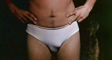 A bruxa materializa vídeo pornô da casa das brasileirinhas o falecido Casanova à luz de velas e chupa seu pau musculoso.