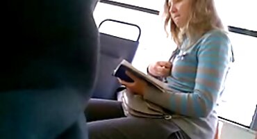 Beleza com ver filme pornô brasileirinha sotaque russo beija a bunda com um cara estranho na estação de esqui