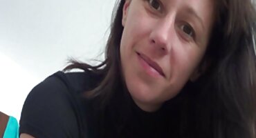 A ruiva Vitalina sentou no rosto de um cara assistir filme pornô da brasileirinha com uma bucetinha raspada limpa