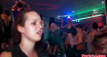 É pecado não beijar uma empregada assim! Trabalhadora Sexy com ótimos beijos sexo video brasileirinhas pop fodendo com a apresentadora, sem tirar as meias brancas