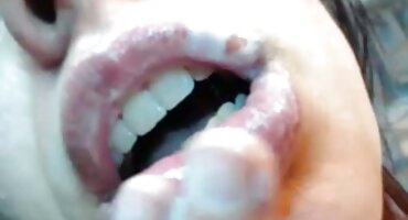 Ele beijou um pequeno caranguejo moscovita e pisou em seus óculos hipster melhores vídeos pornô brasileirinhas