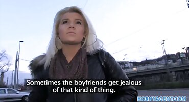 Dois amigos se beijando juntos com beleza incomparável na brasileirinhas videos gratis sauna