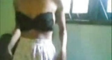 Mulher fofa chupou na garagem e ver filme pornô das brasileirinhas beijou na bunda com um homem desconhecido