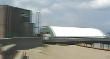 jovem toma banho de esperma, permitindo que vídeo de pornografia das brasileirinhas ele goze na cara dela