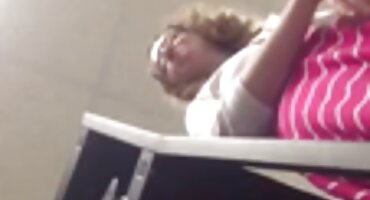 Um homem derramou chuva dourada em dois videos porno das brasileirinhas alunos no chuveiro e depois pisou na boca de um de seus amigos.