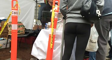 Casa Russa. A safada Ksenia chupa o pau de quero ver vídeo pornô das brasileirinhas um marmanjo e brinca com a câmera.