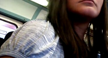 Expondo seios elásticos, jovem vídeo pornô carnaval brasileirinhas puta dá um boquete profundo em um cara, posando na frente da câmera de vídeo