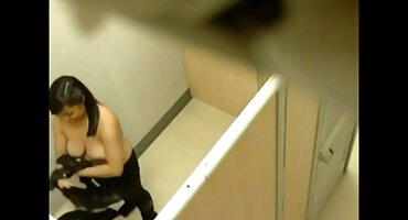 A jovem gracinha Mia Queen ejacula de perto! Cunilíngua vídeo pornô da brasileirinha Defumada!