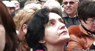 Os caras colocaram uma garota russa em dois paus e esticaram completamente sua vídeo de pornografia as brasileirinhas bucetinha e seu burro