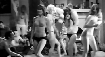 Chupar um pau grande é difícil, mas uma loira de cabelos molhados fez essa tarefa vídeo de pornô das brasileirinhas