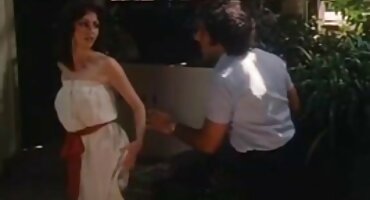 Grupo de vídeo pornô da brasileirinha caras fode uma morena com força fazendo Estilo Gangbang, obrigando-a a tomar banho com enchimento