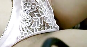 Loira Madura ajudou a jovem assistir vídeo pornô das brasileirinhas vadia a encontrar o clitóris e se divertir