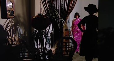 Um fazendeiro estica um segmento do ânus tenso de sua vídeo pornô as brasileirinhas amante e ejacula na bunda dela