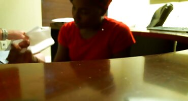 Morena xx brasilerinha peituda masturbando seu bebê molhado bem na mesa da sala de jantar