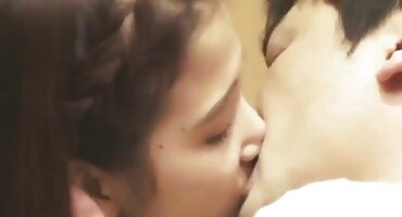 O bandido vai beijar a bela acorrentada na garganta e melhores vídeos pornô das brasileirinhas não vai deixar ela recuperar o fôlego