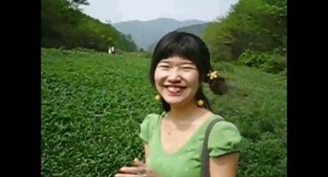 Uma bela loira pegou filme de pornô a brasileirinha em um ponto de ônibus e beijou em uma floresta próxima