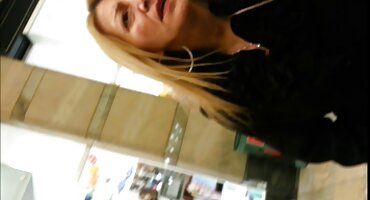 Um cara local pegou um imigrante negro eu quero assistir filme de sexo as brasileirinhas na rua e o beijou em um lugar público