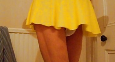 Sexo suave e sensual de um jovem casal no quarto sexo video brasileirinhas em uma cama grande