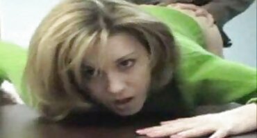 Enquanto a loira de blusa filme pornográfico as brasileirinhas chupa o pau e se afoga cheia, o cara a filma em vídeo