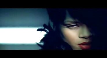 Uma meia-irmã agressiva convenceu seu irmão com video porno com as brasileirinhas um pênis grande a beijá-la