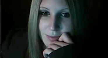 Esticando a bunda da namorada com um vibrador enorme, uma garota Bissexual A convenceu assistir filme pornô da brasileirinha a participar de uma orgia anal dura