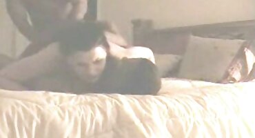 Loira sorridente leva vibrador em todas as frestas e serve video a casa das brasileirinhas três membros com a boca