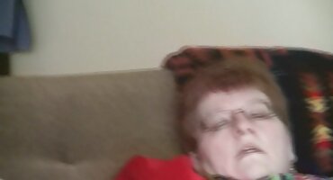 Uma mulher adulta de vídeo pornô grátis das brasileirinhas meias de renda branca depois de fazer sexo apaixonado ajudou seu jovem amante a gozar na barriga e no peito