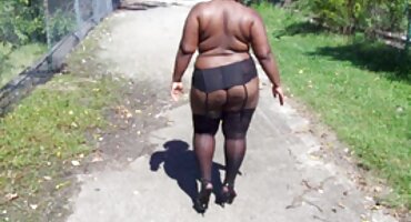 Desenhando a bunda de uma negra com um sharpie, o homem a excita com um vibrador vídeo de pornô a brasileirinha e coloca em um pau pequeno e gordo