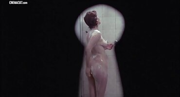 O atleta filme pornô mulher brasileirinha deu um bom beijo na namorada no banheiro e entrou.