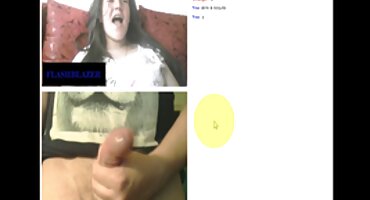 De quatro, uma jovem vagabunda observa um homem adulto esticar o chapéu com um as brasileiras filme pornô pênis grande