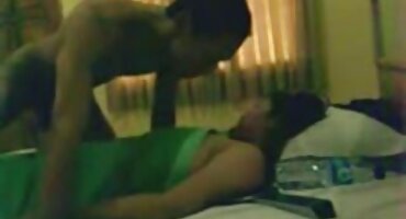 Beijando a jovem loira de óculos assistir filme pornô brasileirinha em pé