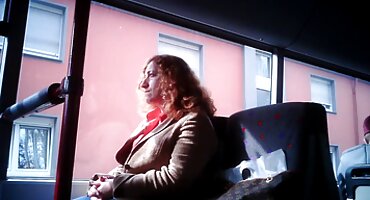 Peles jovens atacaram e videos de sexo brasileirinhas beijaram um oligarca de cabelos prateados por um novo Mercedes