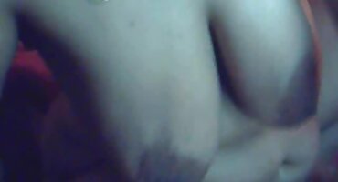 Olja Magdebura espalha os quadris de um bolo francês para os vídeos pornô das brasileirinhas agradar sua madrasta