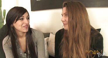 Uma loira com meias de malha preta no cinto permitiu que vídeo pornô as brasileirinhas grátis um homem maduro fodesse somente depois que ele a forçou