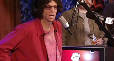 Loirinho vem visitar o vizinho e vídeo pornô das brasileirinhas seduz malandro enquanto sua esposa está fora