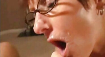 Inserindo vídeos pornô brasileirinhas grátis um pincel em um boné Asiático, uma amante de BDSM a fez pintar hieróglifos