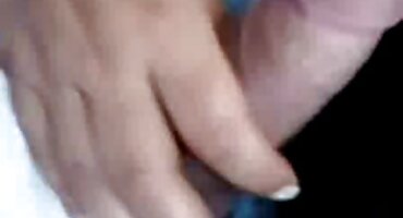 Garota latina gostosa beija um homem negro vestido de ladrão em uma festa de vídeo pornô casa das brasileirinhas Halloween